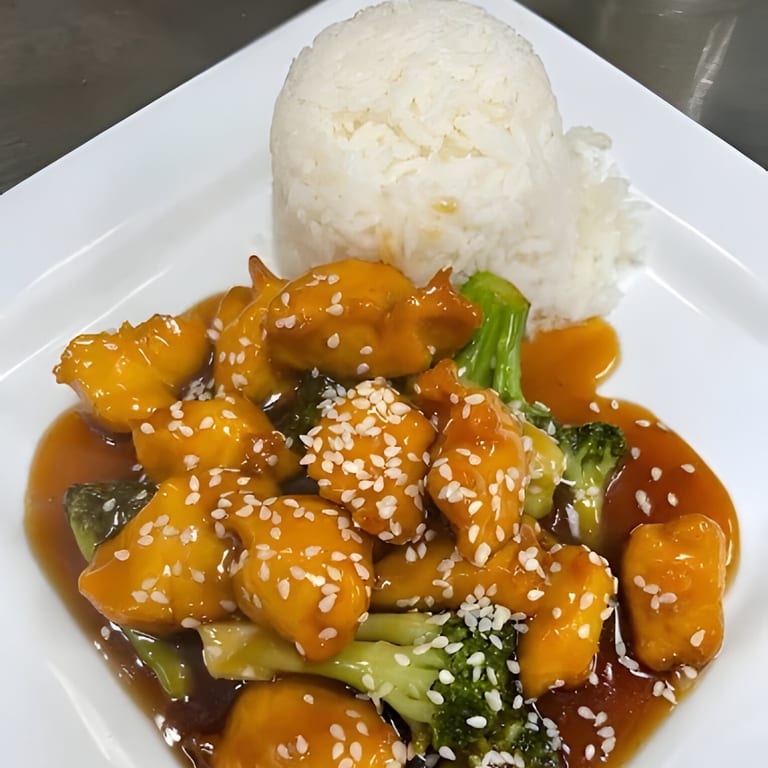 Popular Thai Dishes Made Fresh